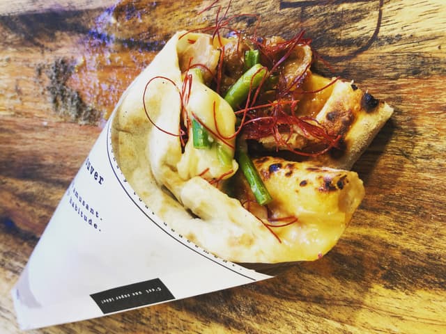 牛カルビピッツァ(ワンハンドサイズ)