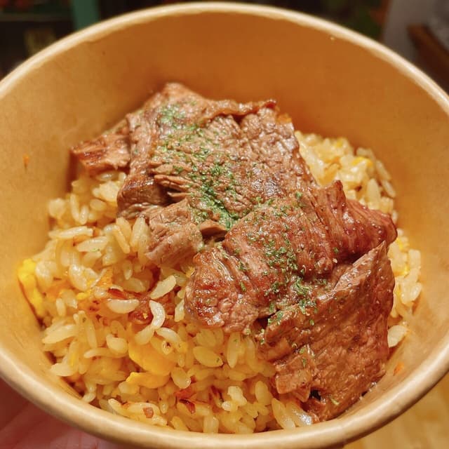 CLAP「鉄板ガーリックステーキチャーハン」