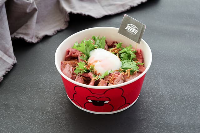 【代々木第一限定】伊藤GMコラボメニュー「ローストビーフ丼 ~めざせ頂点!~」