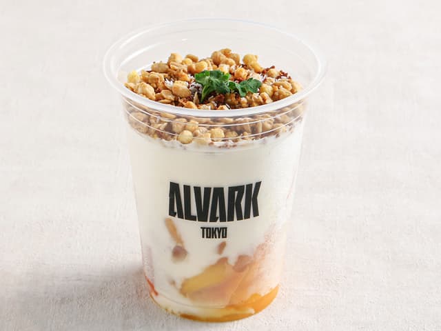 ロシター選手コラボメニュー「ごろっとフルーツ&ヨーグルト」