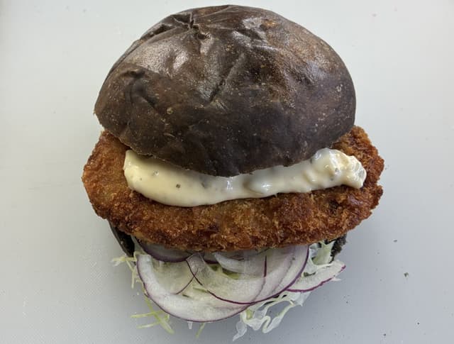 黒バンズまぐろトロカツバーガー