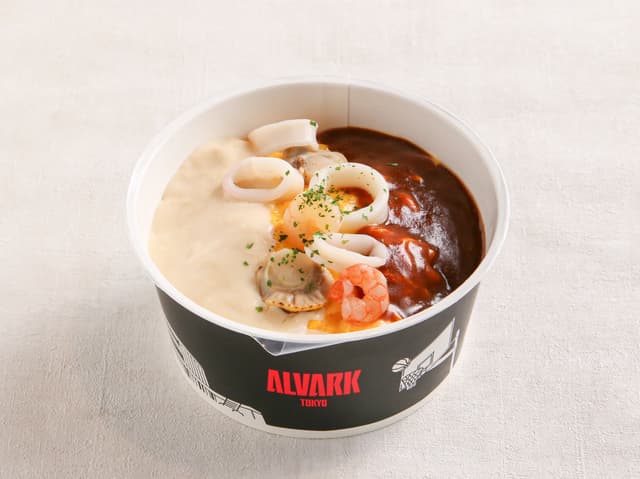 平岩選手コラボメニュー「2種のソースのシーフードオムライス」