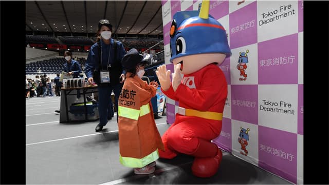消防や警察の洋服を着て写真を撮ろう