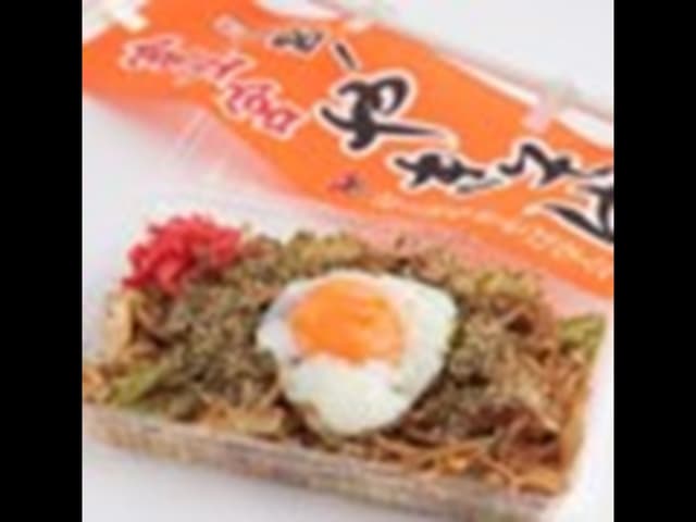静岡食堂 すだ屋 富士宮やきそば 温玉と金粉のせ