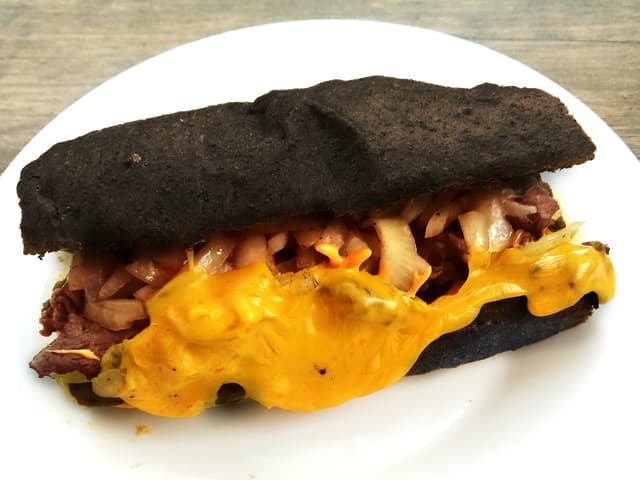 ブラックハワイアンチーズステーキサンド