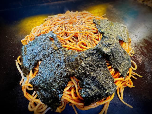 大阪焼きそば・BLACK&BLACK(粗挽き黒胡椒×韓国海苔)