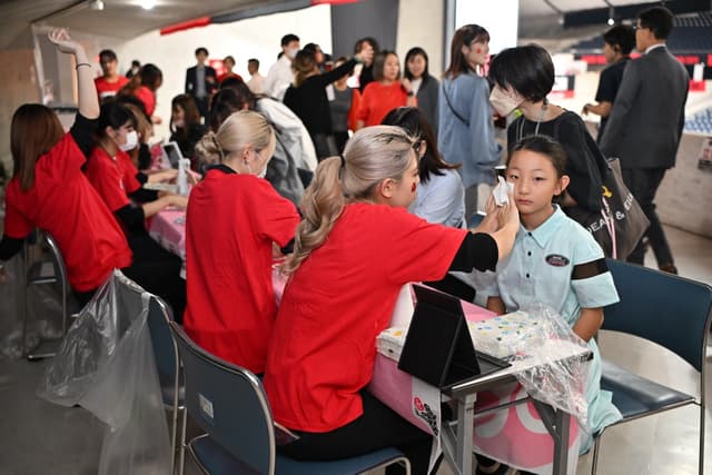 クリスマスペイントメークを楽しもう!フェイスシール体験ブース