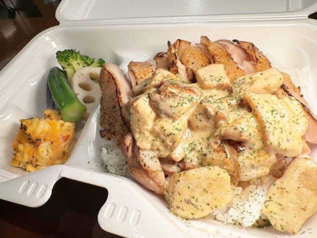 自家製スモークチキンのポルチーニクリームソース