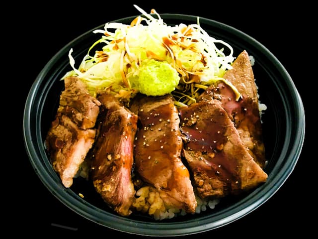 ステーキハウスUJ 「牛ステーキ丼」