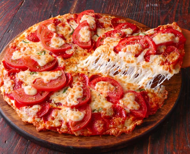 【WE RED DAY限定】ピザーラ「アルバルクREDピザ」